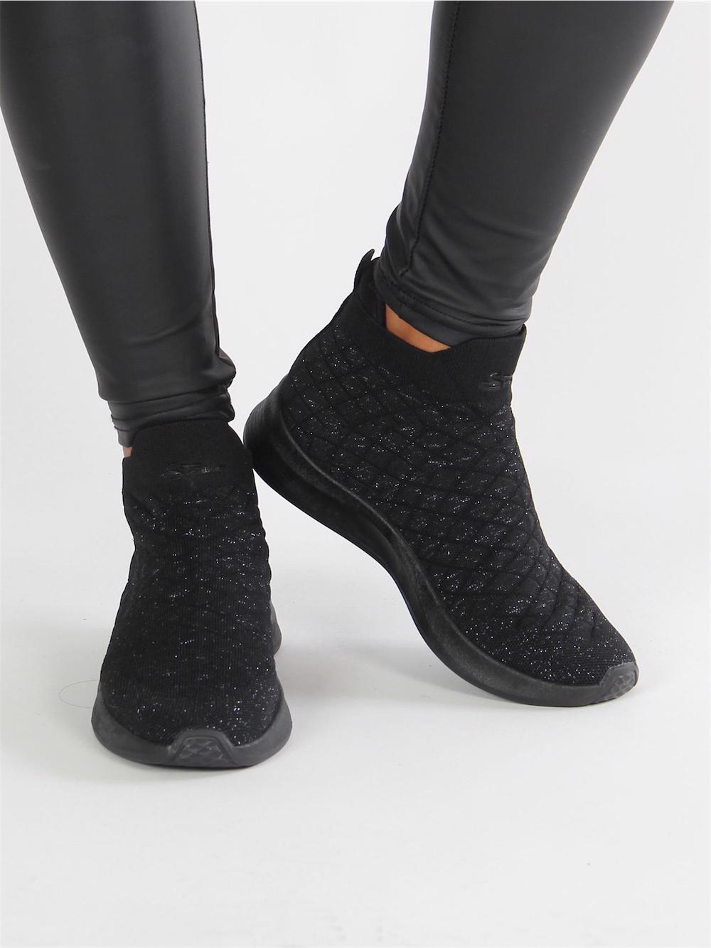 Benedicta - Svarta strumpsneakers med tunna glimmertrådar i